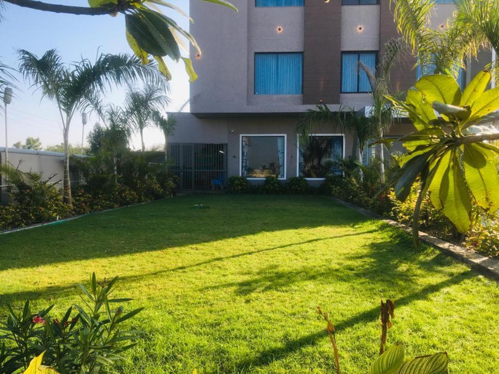 Golden Oasis Hotel Mahesana Extérieur photo